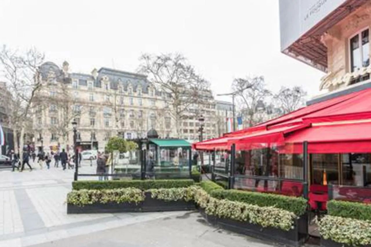 *** Champs Elysees Studio Párizs